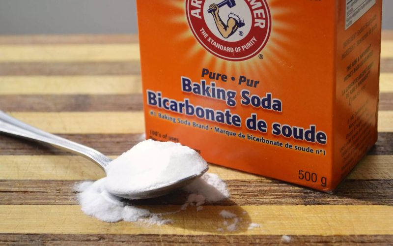 Dùng các dung dịch và bột tẩy rửa