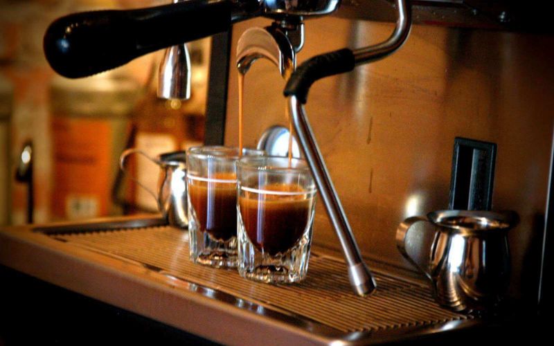 Máy cà phê bị rỉ nước do lắp lệch khóa vòi